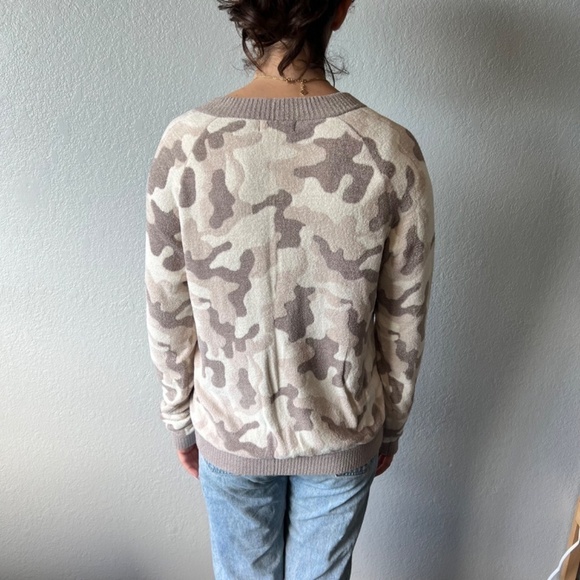 BAREFOOT DREAMS size S camo bomber jacket - Picture 15 of 15